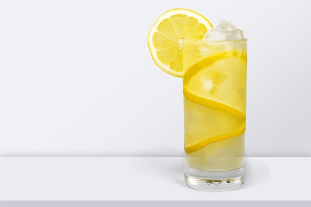 책상에 신선한 레몬을 넣은 레모네이드