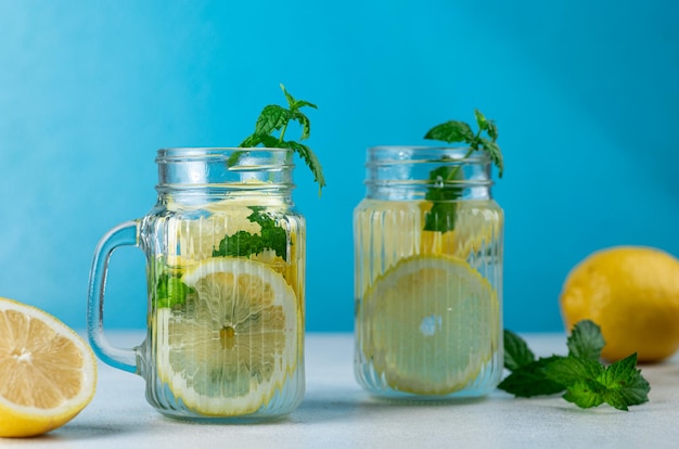 Лимонад со льдом из ломтиков лимона и листьями мяты