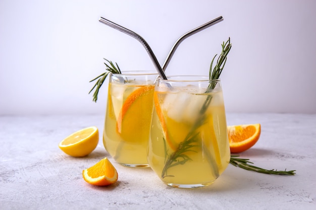 Photo lemonade with orange and ice