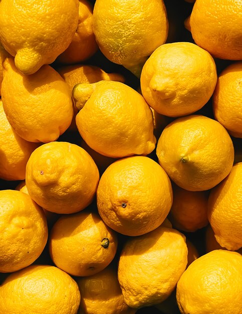 Лимоны как здоровая органическая пища, свежие фрукты на фермерском рынке, диета и сельское хозяйство