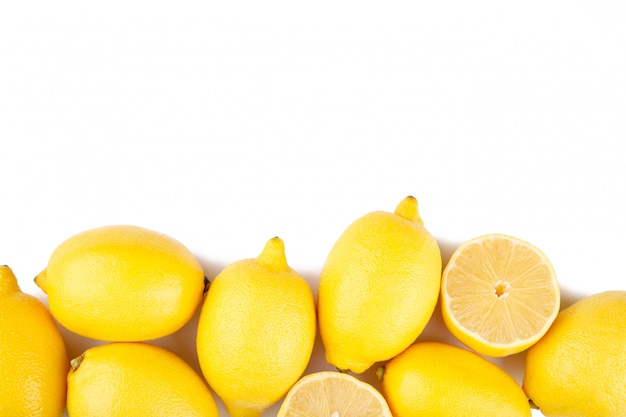 Лимоны, изолированные на белом фоне. тропический фрукт.