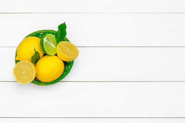 Photo lemons and limes on a wooden .