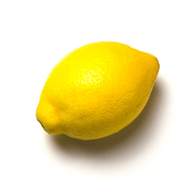 Limoni con ombra su un muro bianco