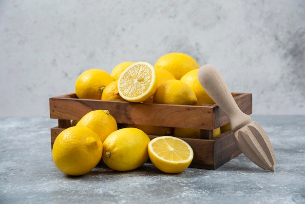 Limoni in cassetta di legno affettati e pieni di composizione fresca backround grigio