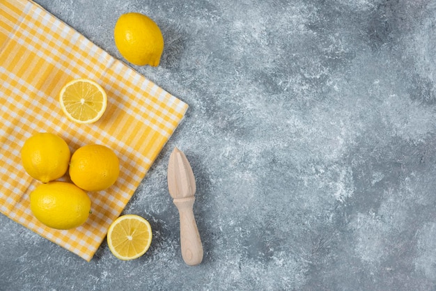 Limoni in scatola di ciotola di legno su sfondo grigio