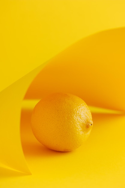 노란색 배경에 레몬