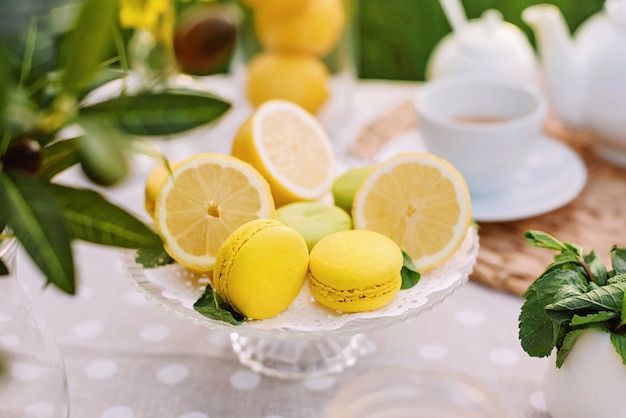 봄과 여름 시즌의 테이블 개념에 레몬과 노란색 마카롱
