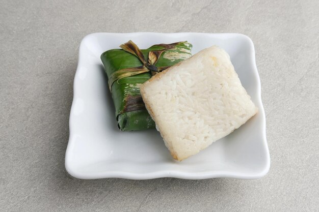 Lemper is een Indonesische hartige snack gemaakt van kleefrijst gevuld met gekruide gesnipperde kip