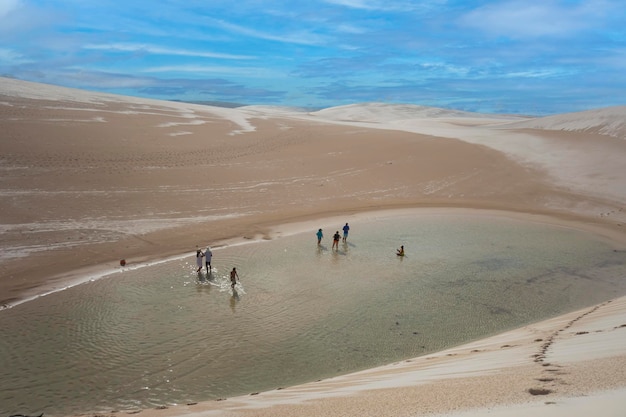 Lencois Maranhenses MA Бразилия 12 марта 2017 года Люди ходят по дюнам пустыни с водой