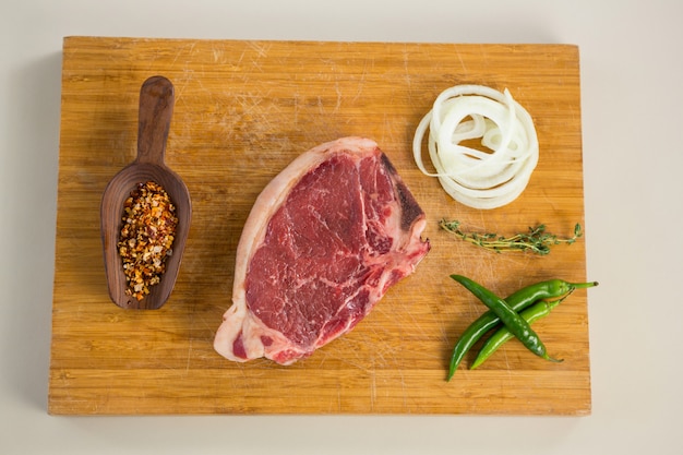 Lendelapje en ingrediënten op houten raad