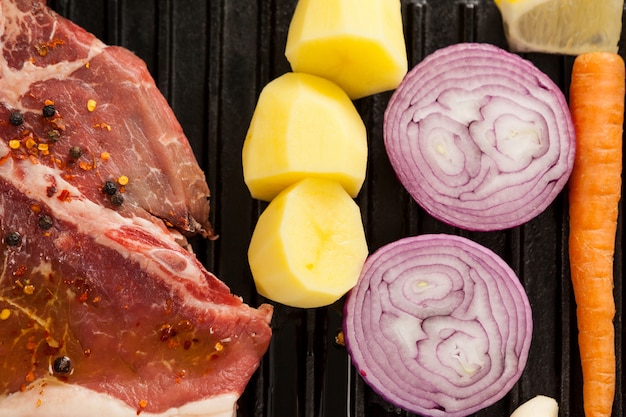 Lendelapje en ingrediënten op zwarte grill