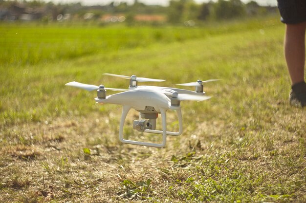 LENDINARA, ITALI 24 MAART 2020: Drone dji Phantom in actie bestuurd door een jongen