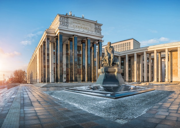 Lenin-bibliotheek in Moskou en monument voor Dostojevski op een zonnige winterdag