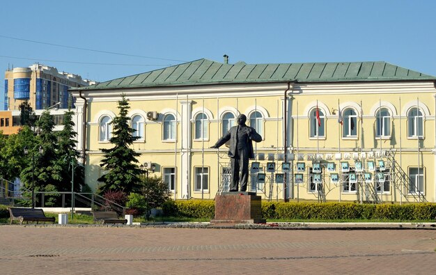 Lenin Monument op het stadsplein op een zonnige zomerochtend