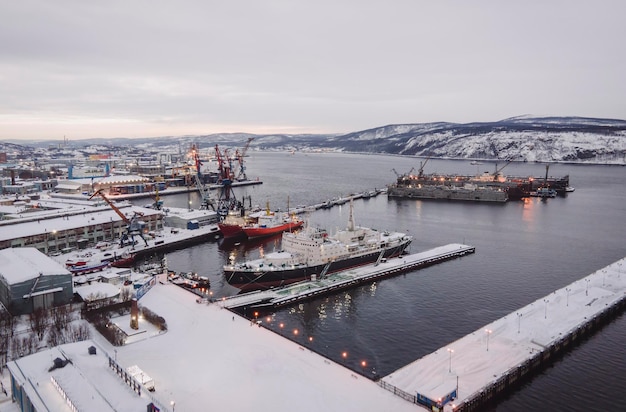 Lenin Sovjet nucleair aangedreven ijsbreker in de haven van Moermansk tussen schepen. Bovenaanzicht.