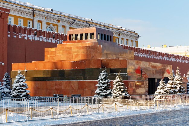 Mausoleo di lenin sulla piazza rossa a mosca in inverno