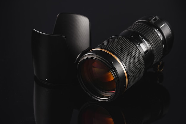 Foto lens voor een 70200 digitale slr-camera op een zwarte achtergrond