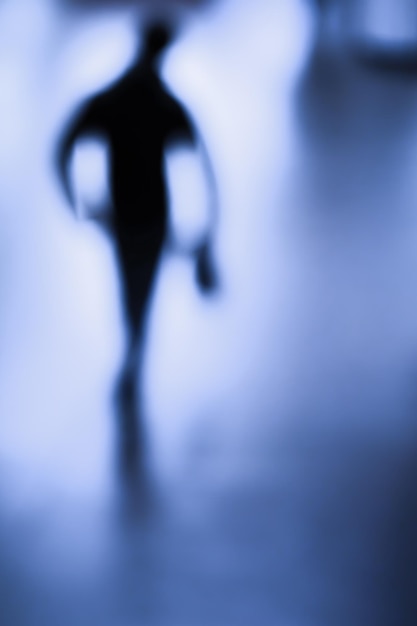 Lensvervagingbeeld van een eenzame man die loopt