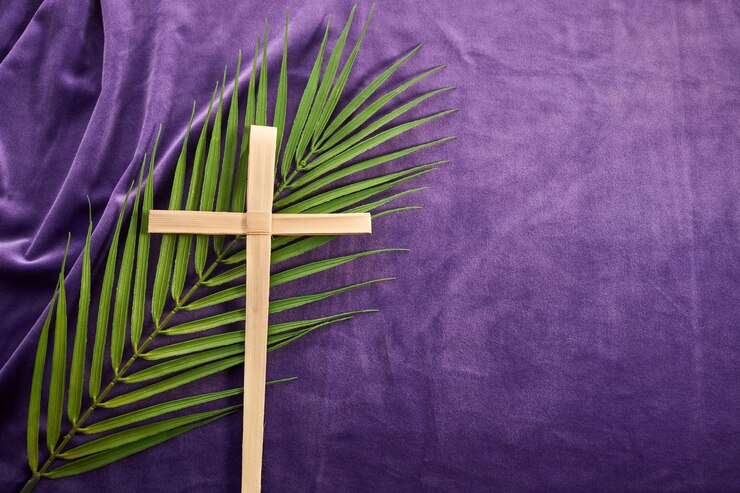 Photo lent season holy week and good friday concept palm leave and cross on purple background