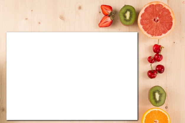 Foto lente abstracte fruit achtergrond met blanco wit papier voor tekst voedsel mock up lege witte wenskaart papier uitnodiging recept ruimte voor tekst