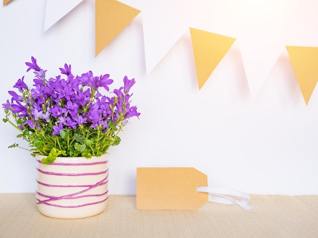 Lente achtergrond met bloemen en slinger vlaggen