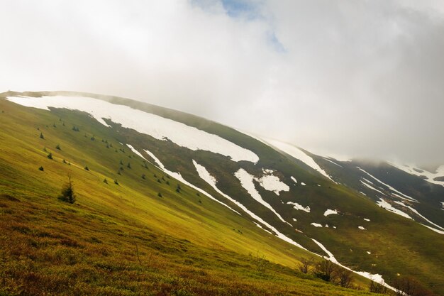 Lente bewolkt landschap in de Gemba berg in de Karpaten