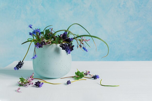 Lente blauw bloemstuk Muscari in een vaas