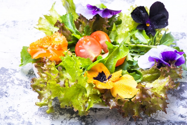 Lente bloemen salade