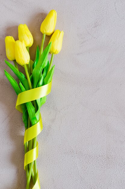 Lente boeket gele tulpen met lint.