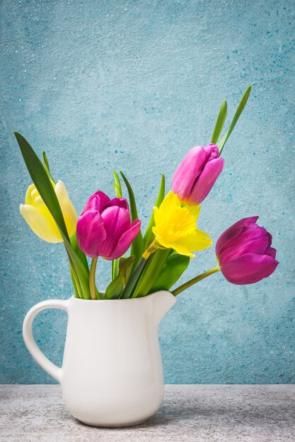 Lente boeket van tulpen en narcissen