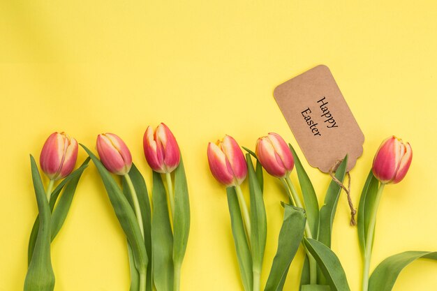 Lente concept. tulpen, tekst vrolijk Pasen, april Pasen-concept