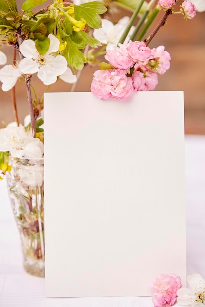 Lente delicate ansichtkaart mock up met vaas met lente roze witte en gele bloemen Woman39s daguitnodiging Mother39s day bruiloft verjaardagskaart concept Naturecore concept Esthetische cottagecore