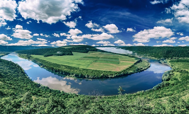 Lente Dnister rivierlandschap in de regio Ternopil in het westen van Oekraïne. Idyllisch uitzicht van bovenaf met blauwe lucht en witte wolken. Panorama