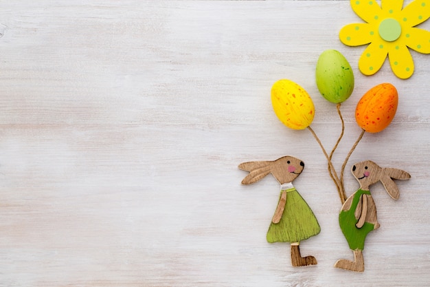 Lente- en paasdecor. Houten symbolen konijn, bloemen en vlinders.