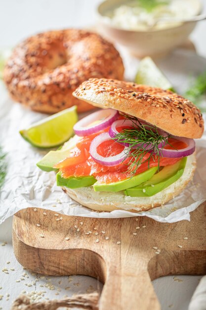 Lente en smakelijke gouden bagel met zalm, avocado en dille