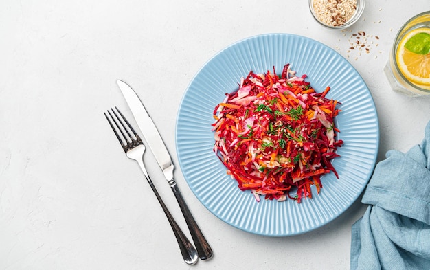 Lente gezonde vegan salade met koolbieten en wortelen gekruid met dille