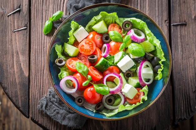 Lente Griekse salade met cherrytomaatjes, sla en ui