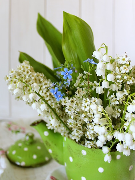 Lente groen boeket in een theepot