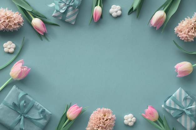 Lente groene en blauwe muur met roze tulpen, hyacint en lente decoraties, kopie-ruimte