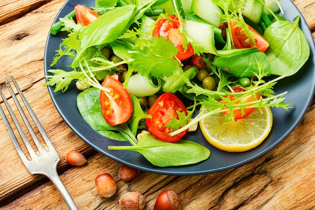 Lente groene salade met groenten en noten. Gezonde groentesalade