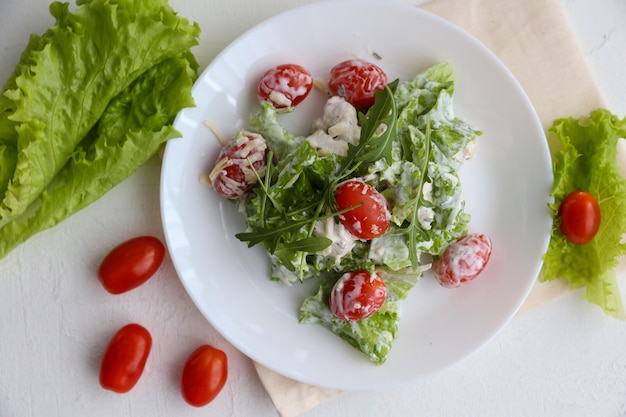 Lente groene salade met tomaten