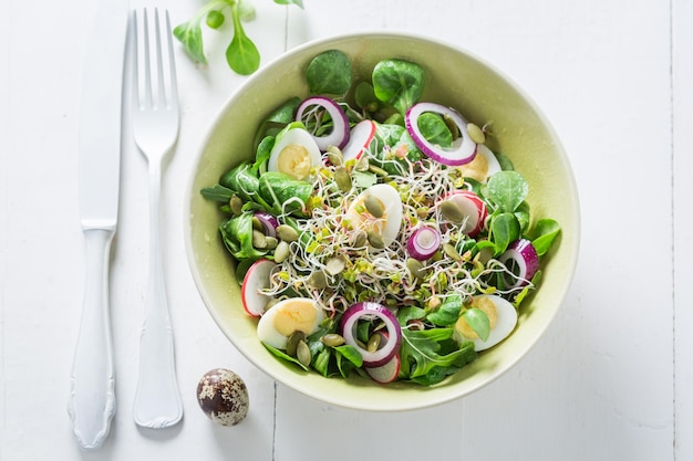 Lente groene salade met ui kwartel ei en spruitjes