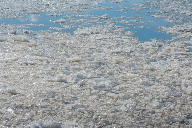 Lente ijs drift op de rivier De textuur van het ijs