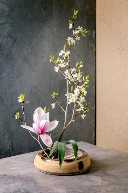 Foto lente ikebana met witte bloemen