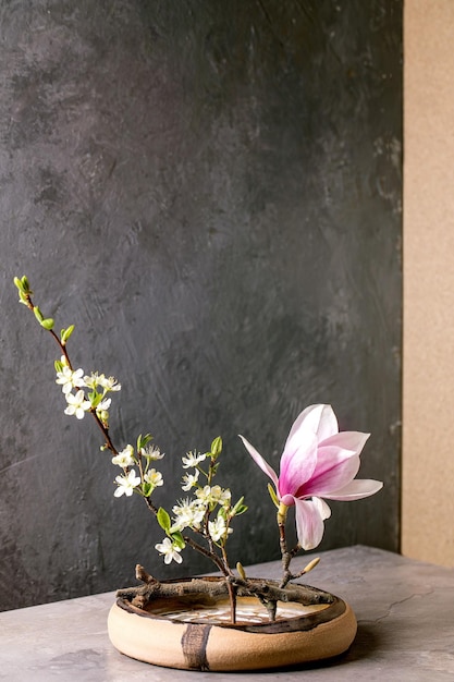 Lente ikebana met witte bloemen