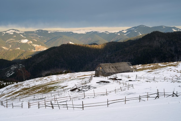 Lente in de bergen Oude houten schuur in een open plek Karpaten Oekraïne Europa