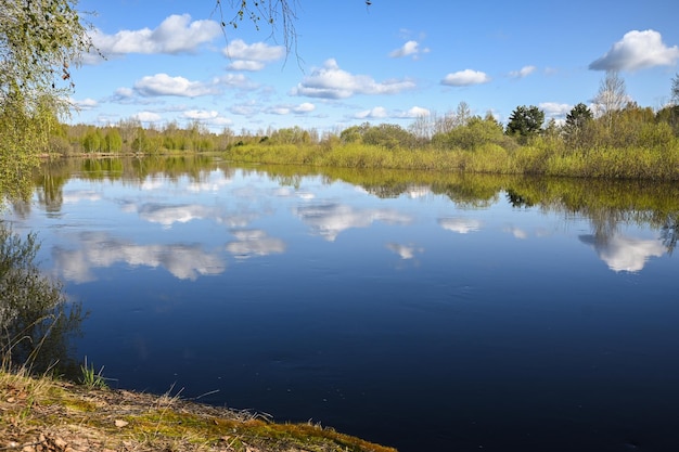 Lente in het nationale park van centraal Rusland