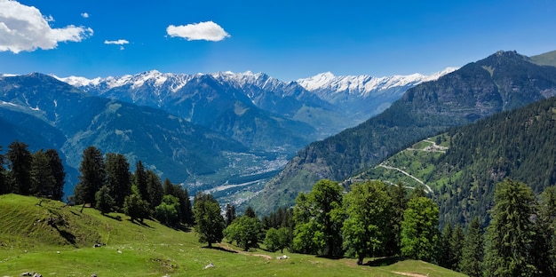 Lente in kullu-vallei in Himalaya-gebergte himachal pradesh india