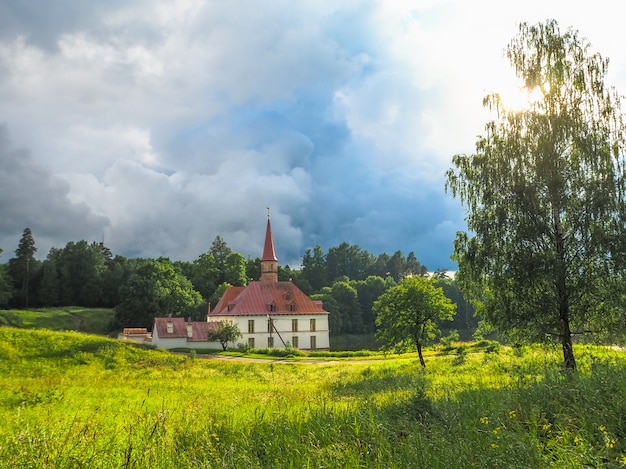 Lente landschap met een oud paleis. Gatchina. Rusland.