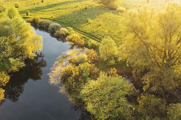 Lente landschap met rivier